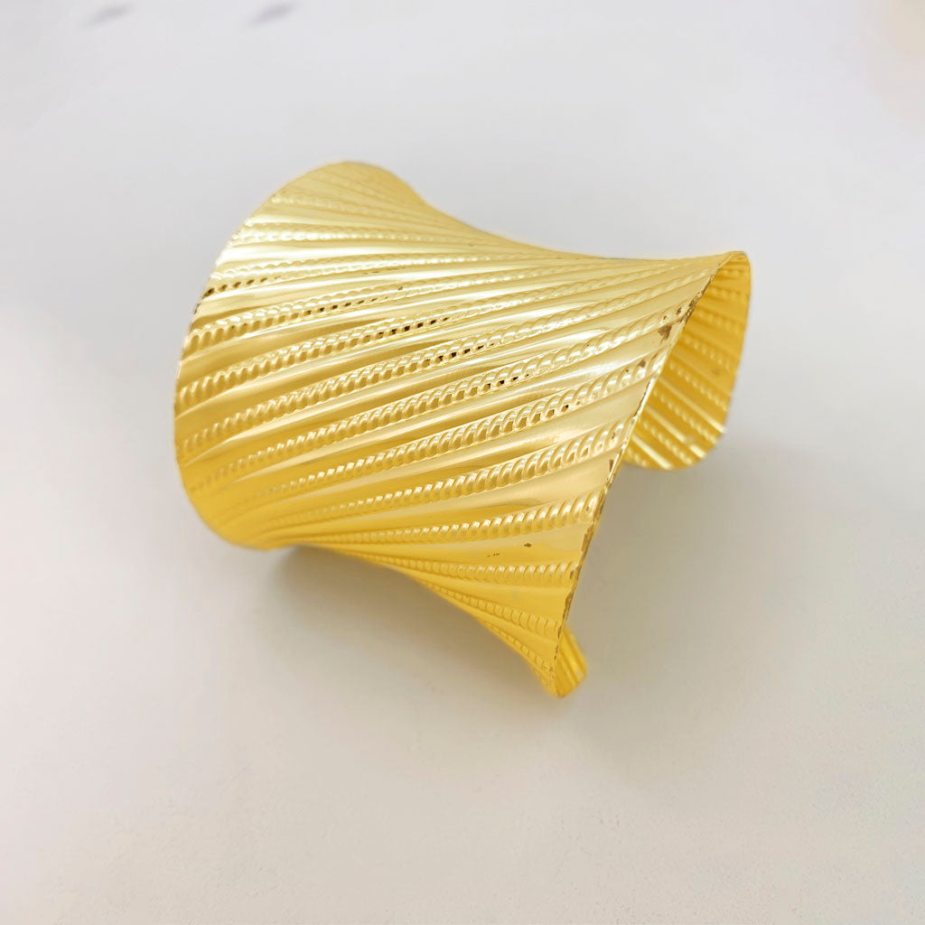 Brazalete en cover gold