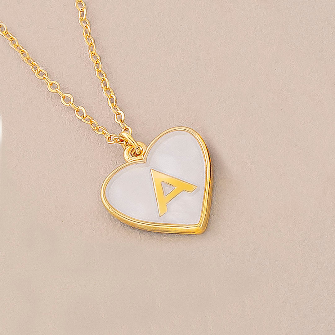 Cadena en Baño Oro Dorado recina blanca con dije de corazón con letra