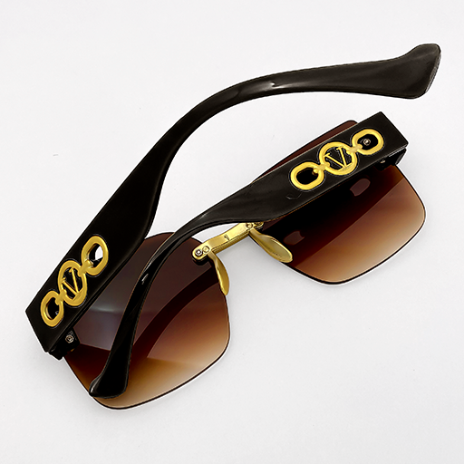 Gafas Negras con Herrajes Dorados